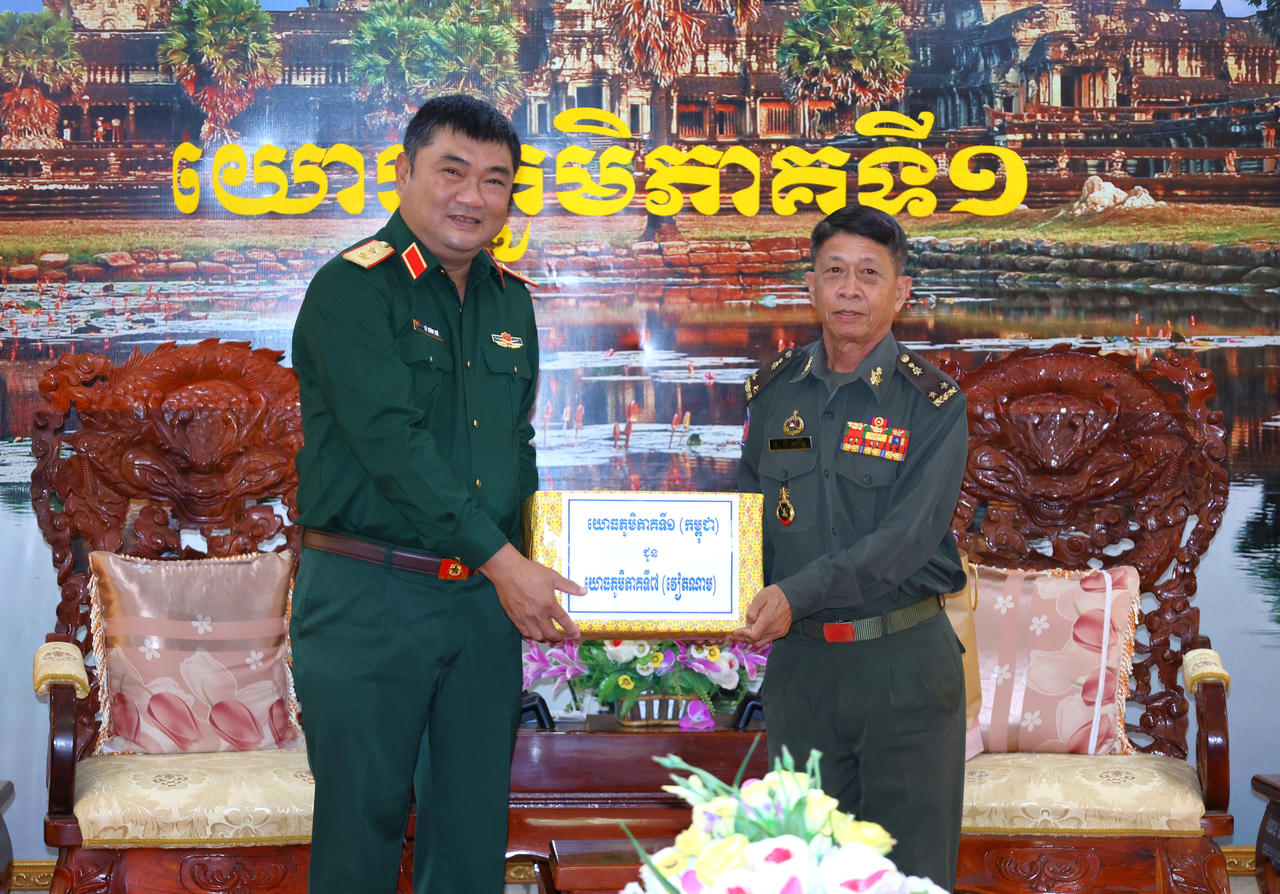 Trung tướng Ly Sorarith, Tư lệnh Qu&acirc;n khu 1, Qu&acirc;n đội Ho&agrave;ng gia Campuchia tặng qu&agrave; lưu niệm Trung tướng L&ecirc; Xu&acirc;n Thế, Ủy vi&ecirc;n Ban Chấp h&agrave;nh Trung ương Đảng, Tư lệnh Qu&acirc;n khu 7. Ảnh: L&ecirc; Huy