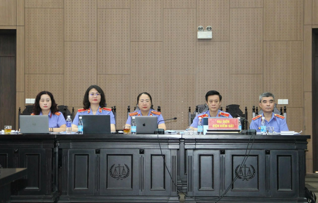 Đại diện cơ quan giữ quyền c&ocirc;ng tố tại t&ograve;a.