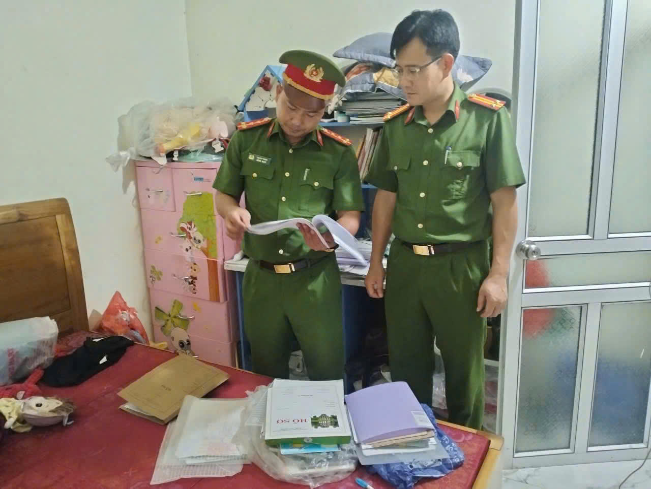 Cơ quan Cảnh s&aacute;t điều tra C&ocirc;ng an tỉnh Ph&uacute; Thọ kh&aacute;m x&eacute;t nơi ở của đối tượng Ho&agrave;ng Văn Thiện. Ảnh: CA tỉnh Ph&uacute; Thọ