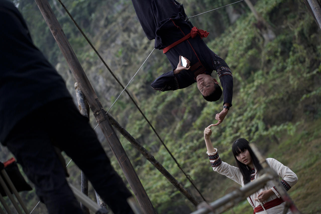 Kiều Minh Tuấn trong ph&acirc;n cảnh&nbsp;treo ngược. Ảnh: NSX