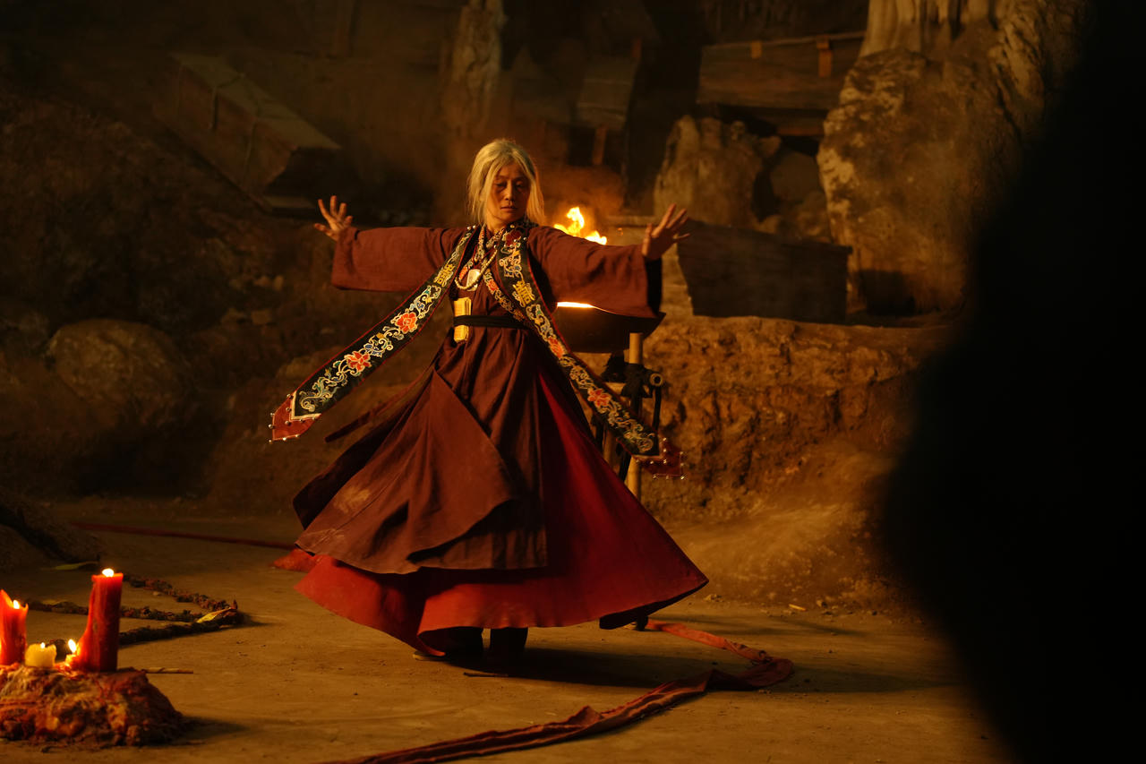 NSƯT Hạnh Th&uacute;y đ&oacute;ng vai ph&aacute;p sư trong phim. Ảnh: NSX