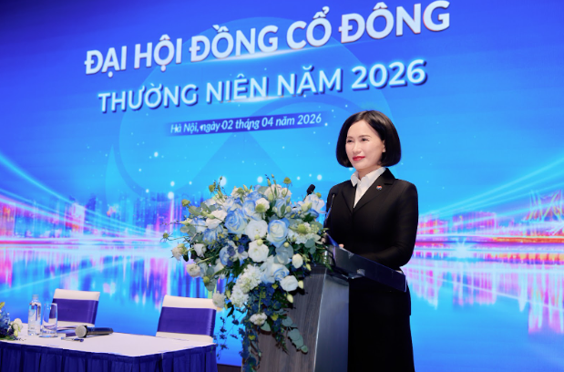 Chủ tịch B&ugrave;i Thị Thanh Hương chia sẻ với cổ đ&ocirc;ng tại Đại hội.