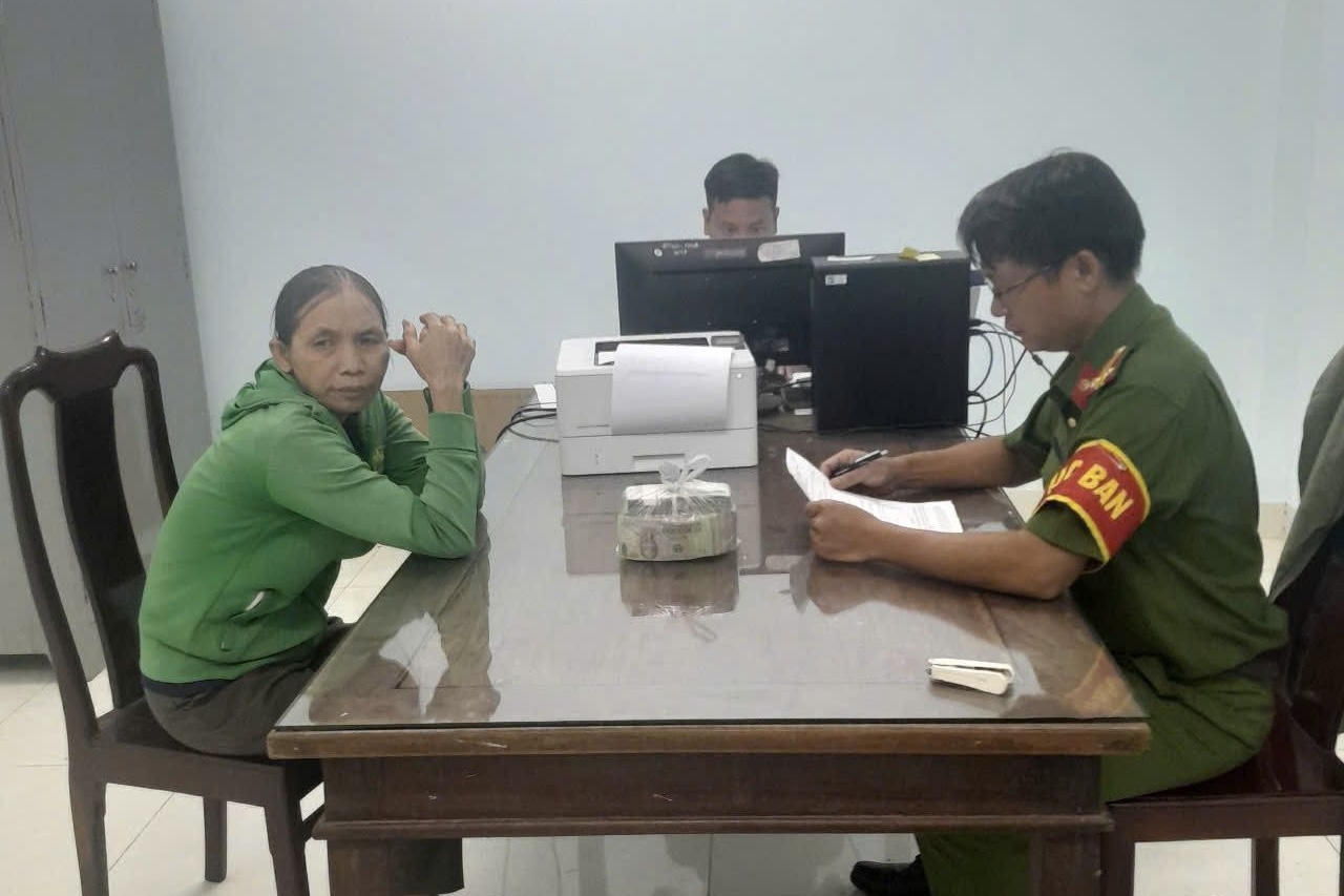 C&ocirc;ng an l&agrave;m việc với đối&nbsp;tượng L&ecirc; Thị C&uacute;c.