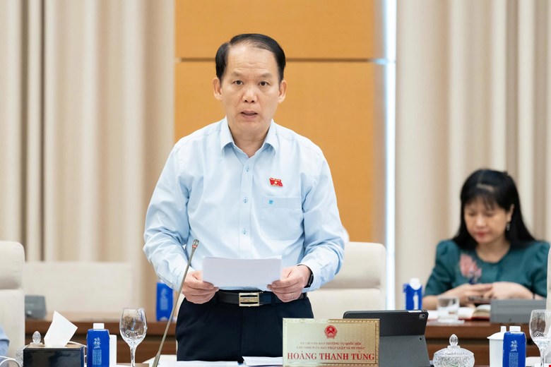 Chủ nhiệm Ủy ban Ph&aacute;p luật v&agrave; Tư ph&aacute;p Ho&agrave;ng Thanh T&ugrave;ng tr&igrave;nh b&agrave;y b&aacute;o c&aacute;o &yacute; kiến tại phi&ecirc;n họp. Ảnh: Quochoi.vn