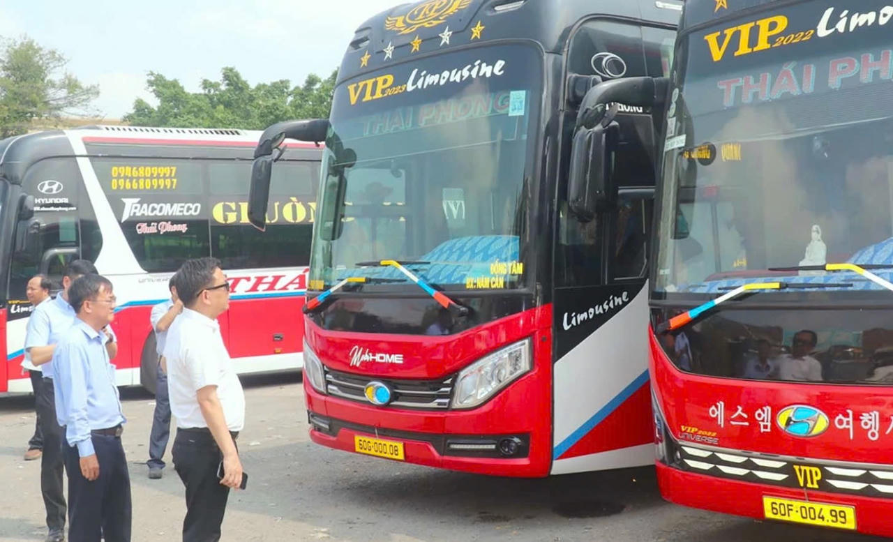 Đo&agrave;n c&ocirc;ng t&aacute;c kiểm tra tại Bến xe Bi&ecirc;n Ho&agrave;.