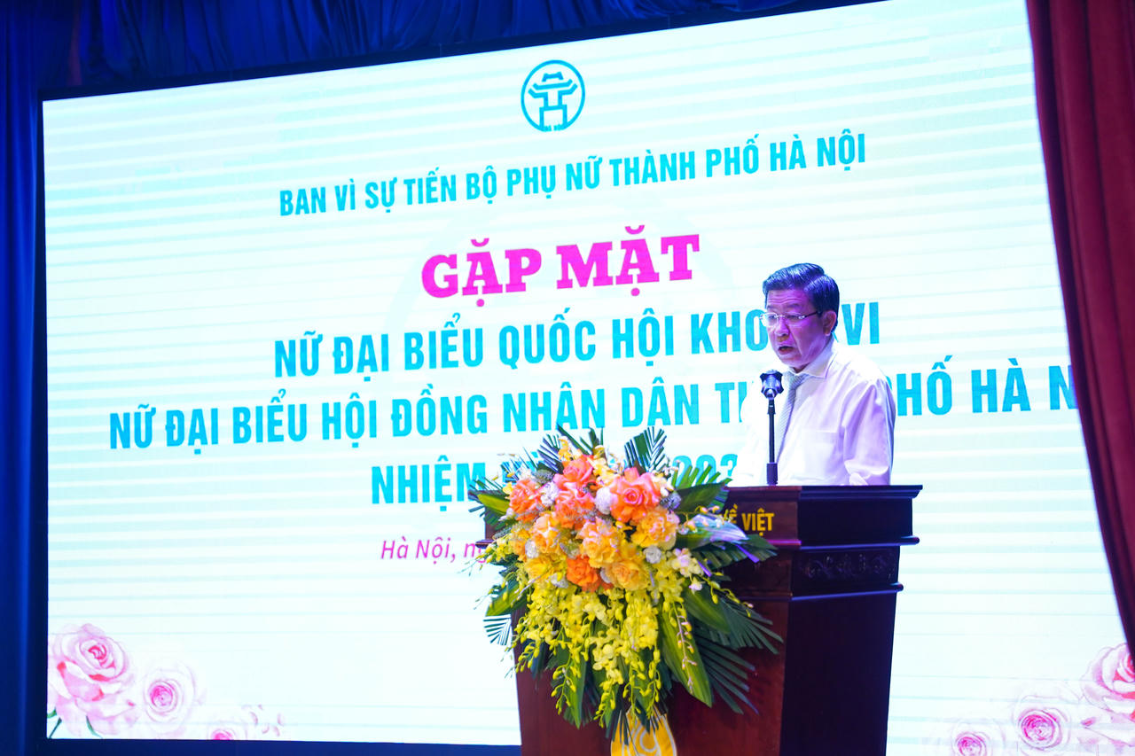 &Ocirc;ng Dương Đức Tuấn - Ph&oacute; Chủ tịch Thường trực UBND th&agrave;nh phố, Trưởng ban V&igrave; sự tiến bộ phụ nữ th&agrave;nh phố H&agrave; Nội ph&aacute;t biểu tại chương tr&igrave;nh.