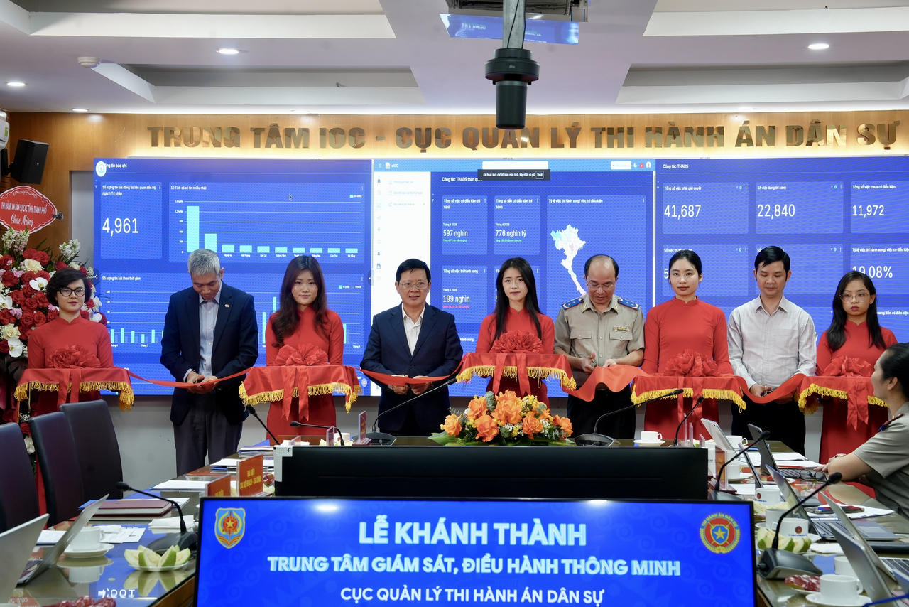 Thứ trưởng Mai Lương Kh&ocirc;i; Cục trưởng Cục Quản l&yacute; THADS Nguyễn Thắng Lợi; l&atilde;nh đạo Cục C&ocirc;ng nghệ th&ocirc;ng tin; đại di&ecirc;̣n C&ocirc;ng ty FPT IS cắt băng kh&aacute;nh th&agrave;nh