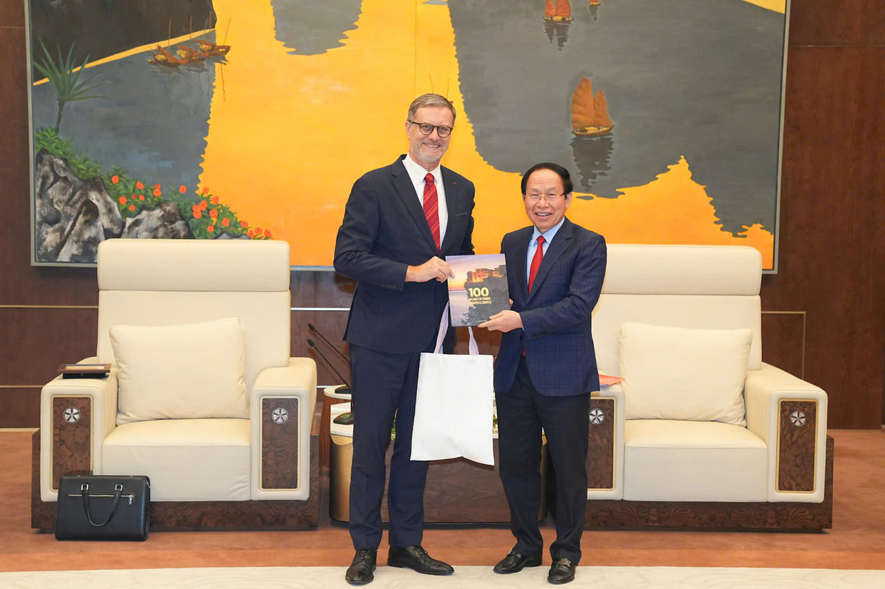 B&iacute; thư Th&agrave;nh ủy L&ecirc; Tiến Ch&acirc;u v&agrave; Ng&agrave;i Olivier Brochet, Đại sứ Cộng h&ograve;a Ph&aacute;p tại Việt Nam trao qu&agrave; lưu niệm.