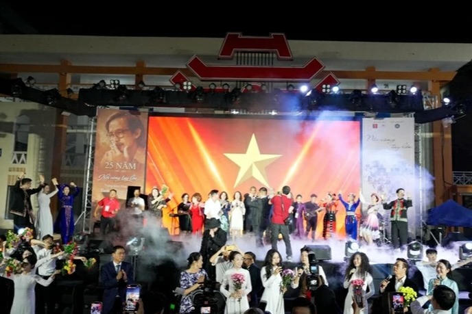 C&aacute;c nghệ sĩ đ&atilde; c&ugrave;ng h&ograve;a giọng trong ca kh&uacute;c &ldquo;Nối v&ograve;ng tay lớn&rdquo;. (ảnh BTC)