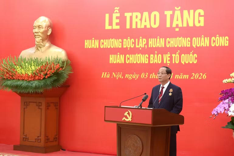 Ph&oacute; Chủ tịch Quốc hội Trần Quang Phương thay mặt c&aacute;c đồng ch&iacute; được nhận Hu&acirc;n chương ph&aacute;t biểu cảm tưởng tại buổi lễ. (Ảnh: nhandan.vn)