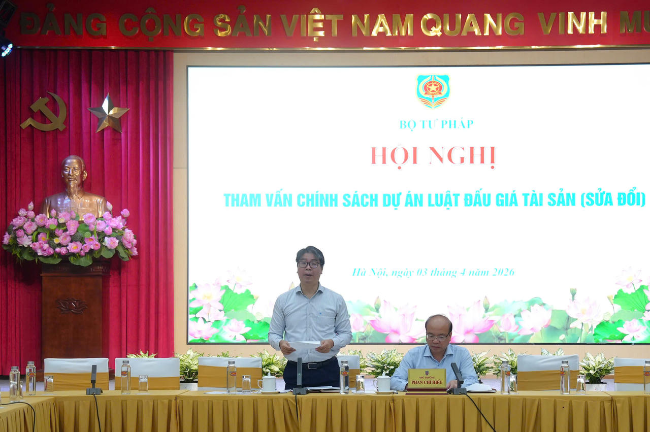 &Ocirc;ng L&ecirc; Văn Tuấn, Ph&oacute; Cục trưởng Cục Bổ trợ tư ph&aacute;p tr&igrave;nh b&agrave;y dự thảo ch&iacute;nh s&aacute;ch.