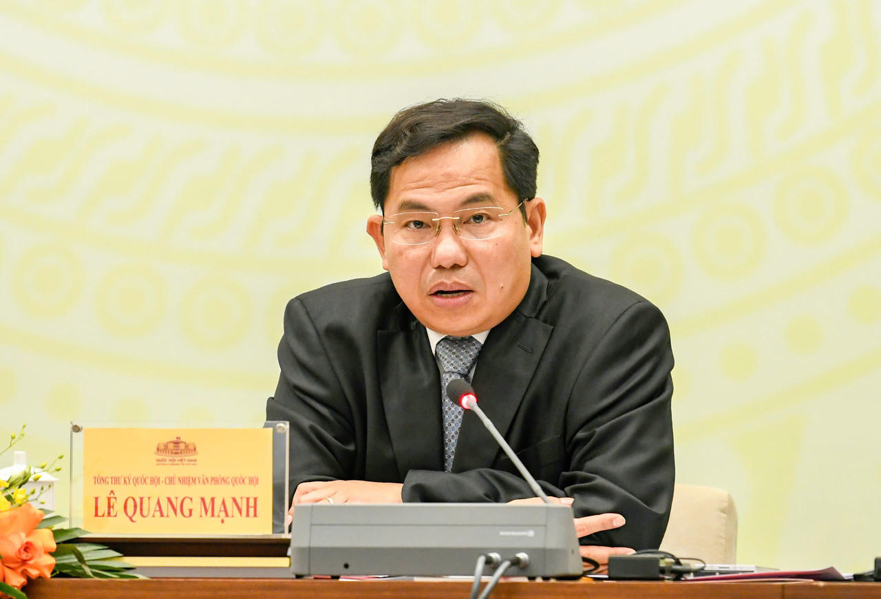Tổng Thư k&yacute; Quốc hội, Chủ nhiệm Văn ph&ograve;ng Quốc hội L&ecirc; Quang Mạnh ph&aacute;t biểu tại họp b&aacute;o.&nbsp;