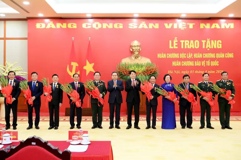 Chủ tịch nước Lương Cường v&agrave; Chủ tịch Quốc hội Trần Thanh Mẫn trao Hu&acirc;n chương Độc lập hạng Nh&igrave; v&agrave; Hu&acirc;n chương Qu&acirc;n c&ocirc;ng hạng Nh&igrave; tặng c&aacute;c đồng ch&iacute; l&atilde;nh đạo Đảng, Nh&agrave; nước v&agrave; c&aacute;n bộ cấp cao. (Ảnh: nhandan.vn)