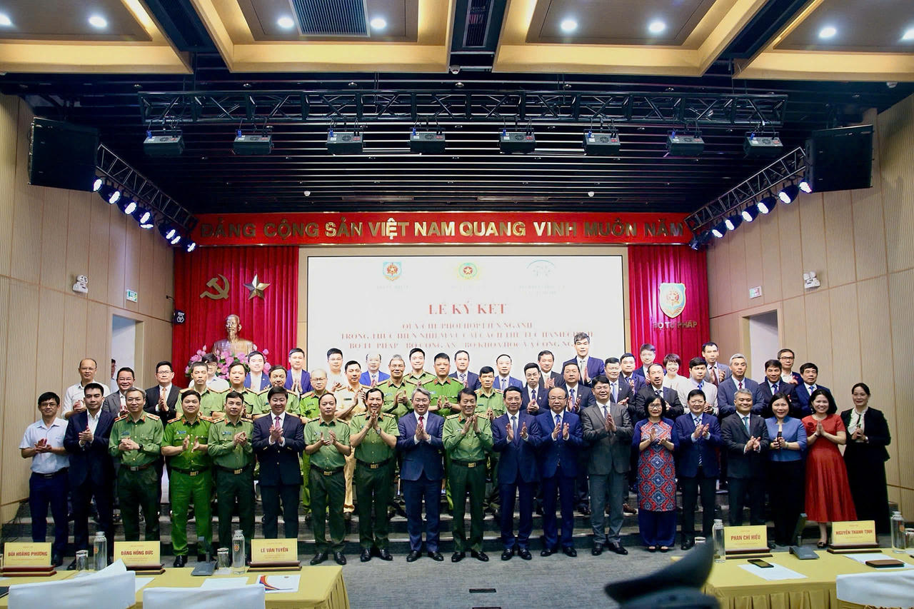 C&aacute;c đại biểu chụp ảnh lưu niệm.