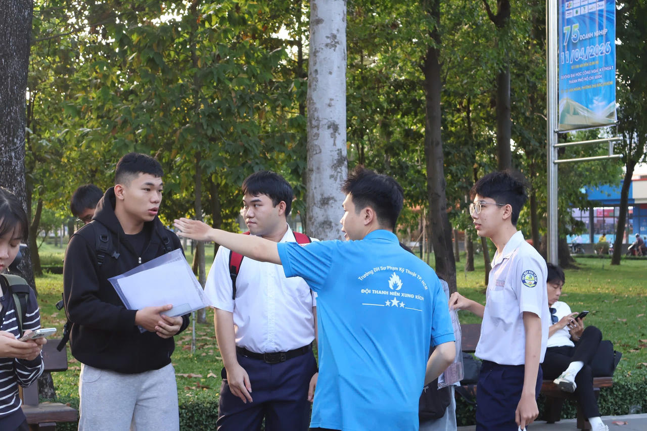 Kỷ lục -137.000 th&iacute; sinh bước v&agrave;o kỳ thi Đ&aacute;nh gi&aacute; năng lực ĐHQG-HCM 2026