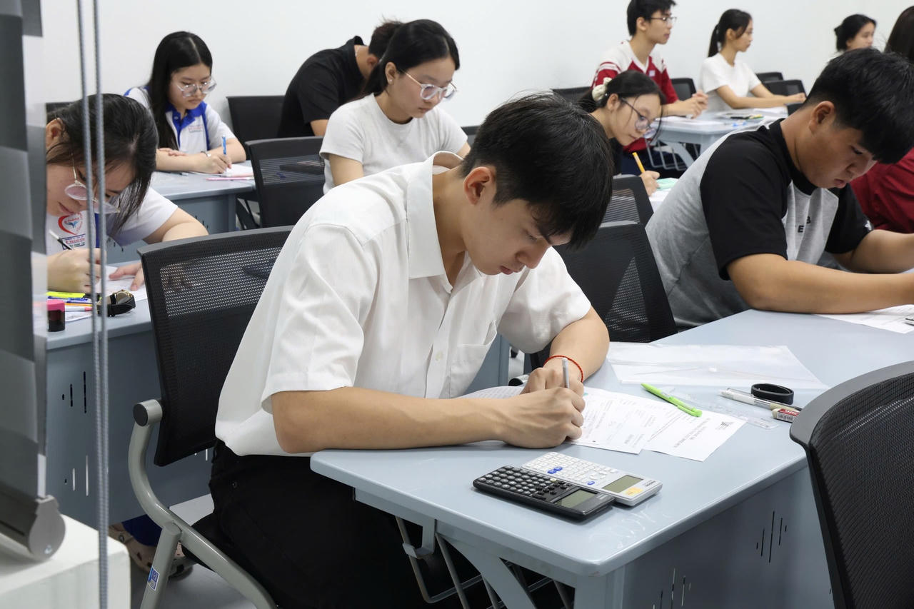 Đ&uacute;ng 8 giờ 30, to&agrave;n bộ th&iacute; sinh ch&iacute;nh thức đặt b&uacute;t l&agrave;m b&agrave;i.