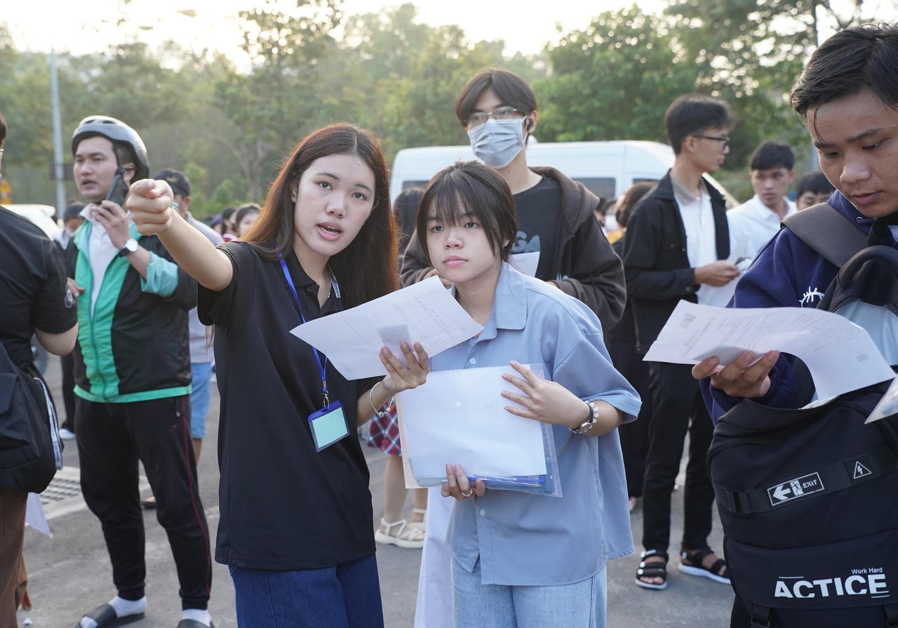 Kỷ lục -137.000 th&iacute; sinh bước v&agrave;o kỳ thi Đ&aacute;nh gi&aacute; năng lực ĐHQG-HCM 2026