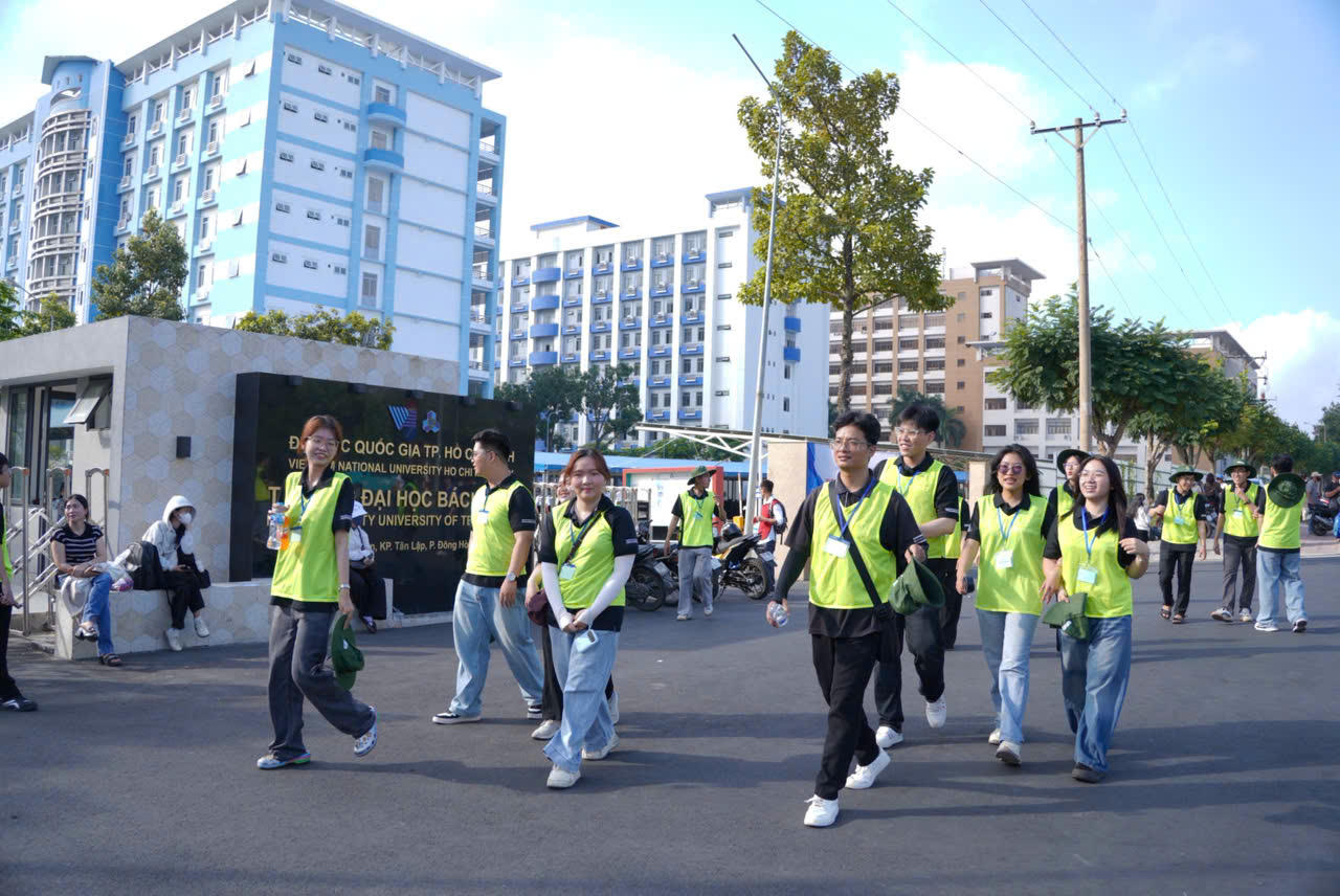 Một h&igrave;nh ảnh đẹp của ng&agrave;y thi đầu ti&ecirc;n l&agrave; c&oacute; sự tiếp sức tận t&igrave;nh của lực lượng sinh vi&ecirc;n t&igrave;nh nguyện.