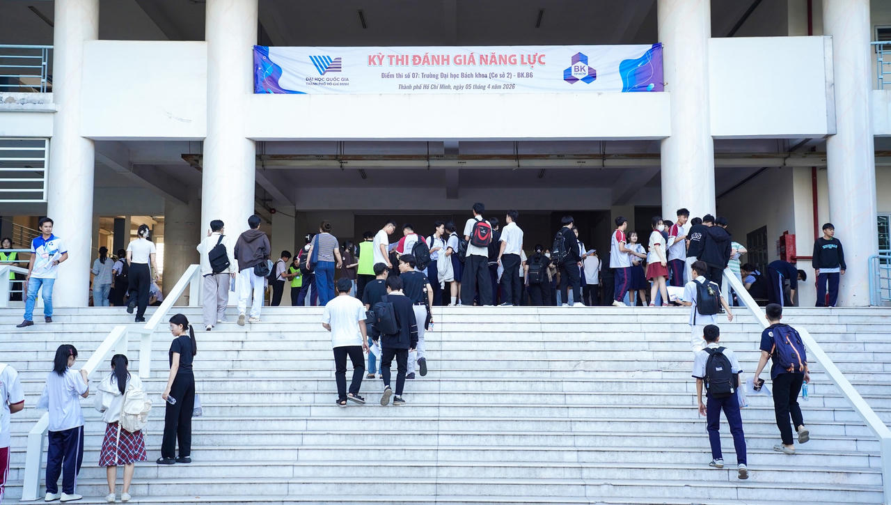 Trường ĐH B&aacute;ch khoa ghi nhận l&agrave; cụm thi c&oacute; quy m&ocirc; lớn nhất với 155 ph&ograve;ng thi đặt tại cả hai cơ sở, phục vụ hơn 5.500 th&iacute; sinh.