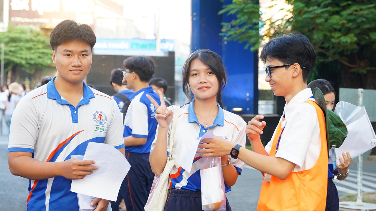 Từ 6 giờ s&aacute;ng, c&aacute;c sĩ tử đ&atilde; c&oacute; mặt đ&ocirc;ng đủ để kiểm tra sơ đồ v&agrave; thủ tục cuối c&ugrave;ng.