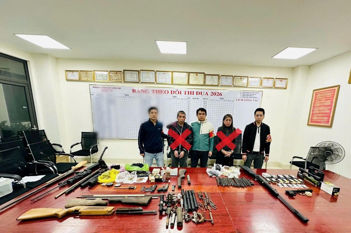 C&aacute;c đối tượng bị bắt c&ugrave;ng nhiều tang vật thu giữ gồm 11 khẩu s&uacute;ng (trong đ&oacute; c&oacute; 6 khẩu s&uacute;ng qu&acirc;n dụng), hơn 6.700 vi&ecirc;n đạn c&aacute;c loại, h&agrave;ng trăm vỏ đạn, hạt nổ, c&ugrave;ng nhiều linh kiện như n&ograve;ng s&uacute;ng, b&aacute;ng s&uacute;ng, ống giảm thanh&hellip;