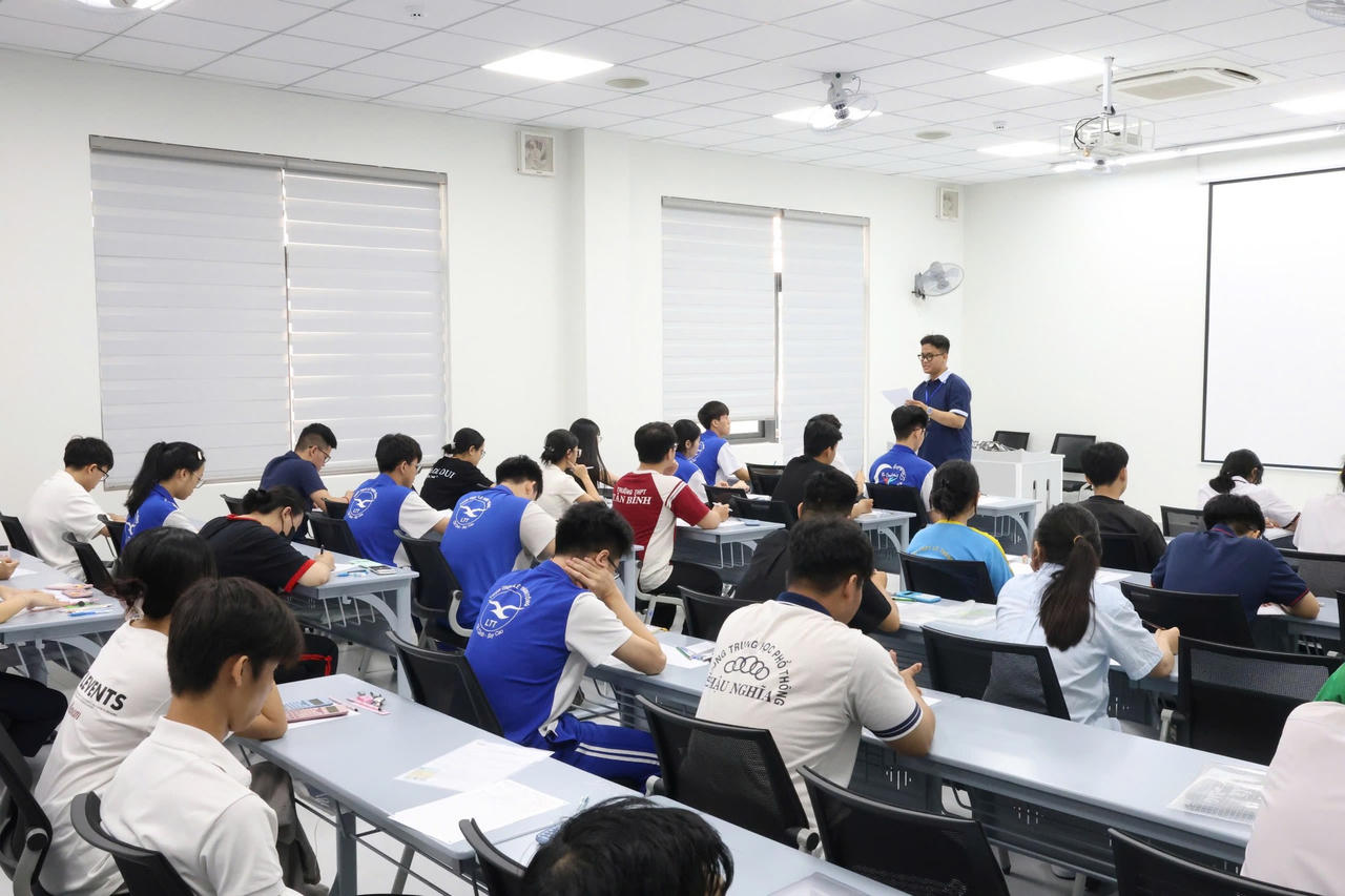 Kỷ lục -137.000 th&iacute; sinh bước v&agrave;o kỳ thi Đ&aacute;nh gi&aacute; năng lực ĐHQG-HCM 2026