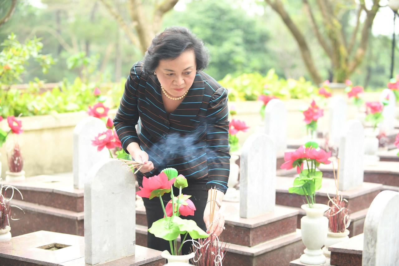 Ph&oacute; Thủ tướng Phạm Thị Thanh Tr&agrave; d&acirc;ng hương l&ecirc;n c&aacute;c phần mộ liệt sĩ.