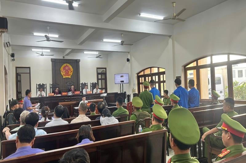 Qu&aacute; tr&igrave;nh x&eacute;t xử tại phi&ecirc;n t&ograve;a, đại diện Viện kiểm s&aacute;t tiến h&agrave;nh tr&igrave;nh chiếu c&aacute;c h&igrave;nh ảnh, t&agrave;i liệu số h&oacute;a của vụ &aacute;n.