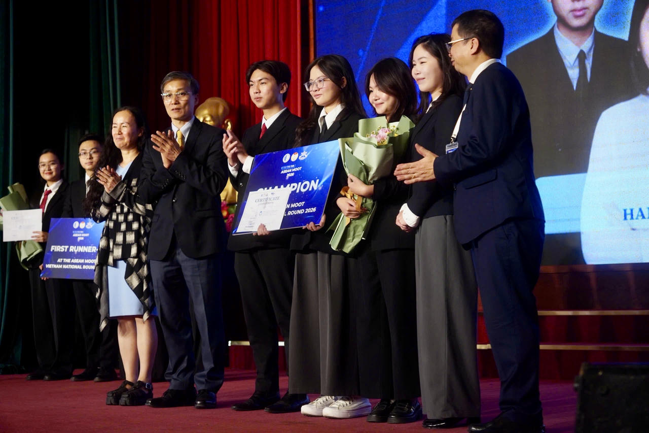 Ban Tổ chức trao giải Qu&aacute;n qu&acirc;n cuộc thi