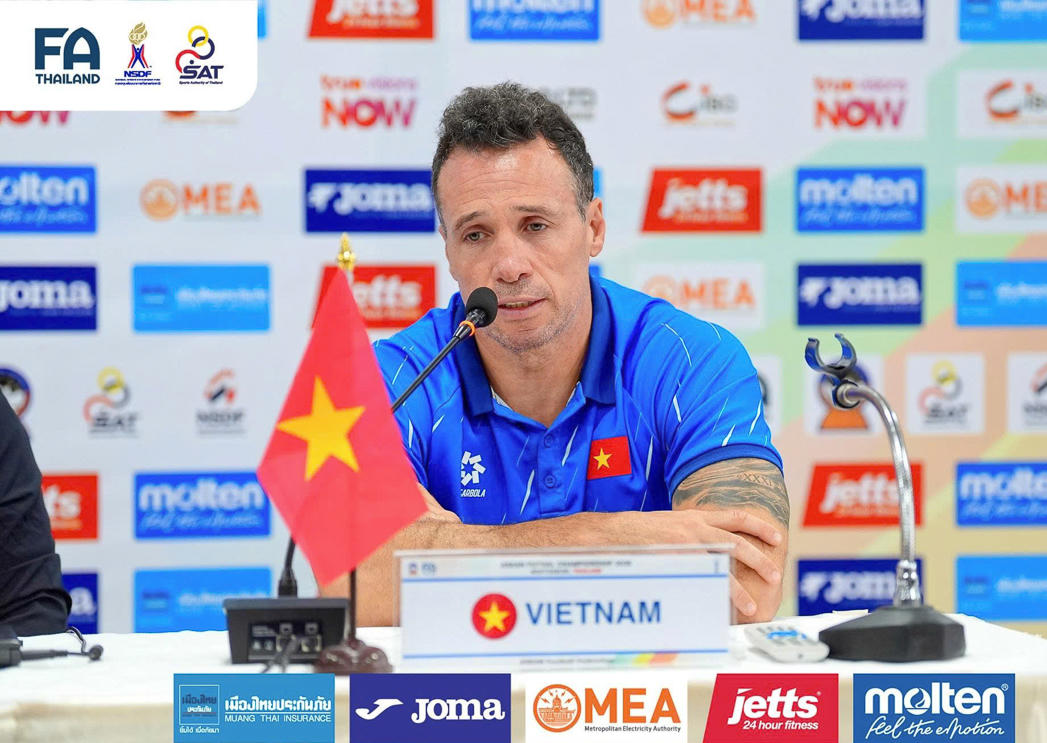 HLV Diego Giutozzi của đội tuyển futsal Việt Nam