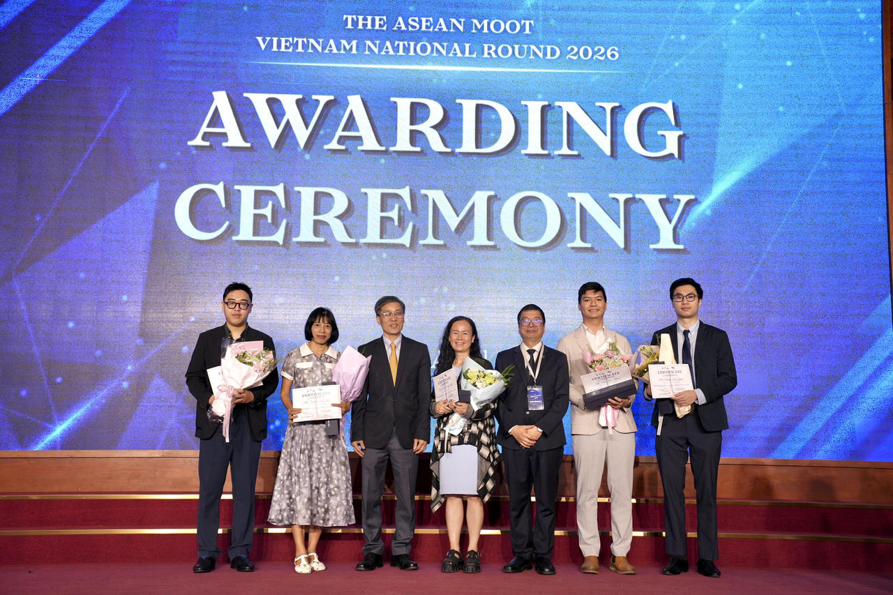 Ban Tổ chức tặng hoa cảm ơn Ban Gi&aacute;m khảo cuộc thi