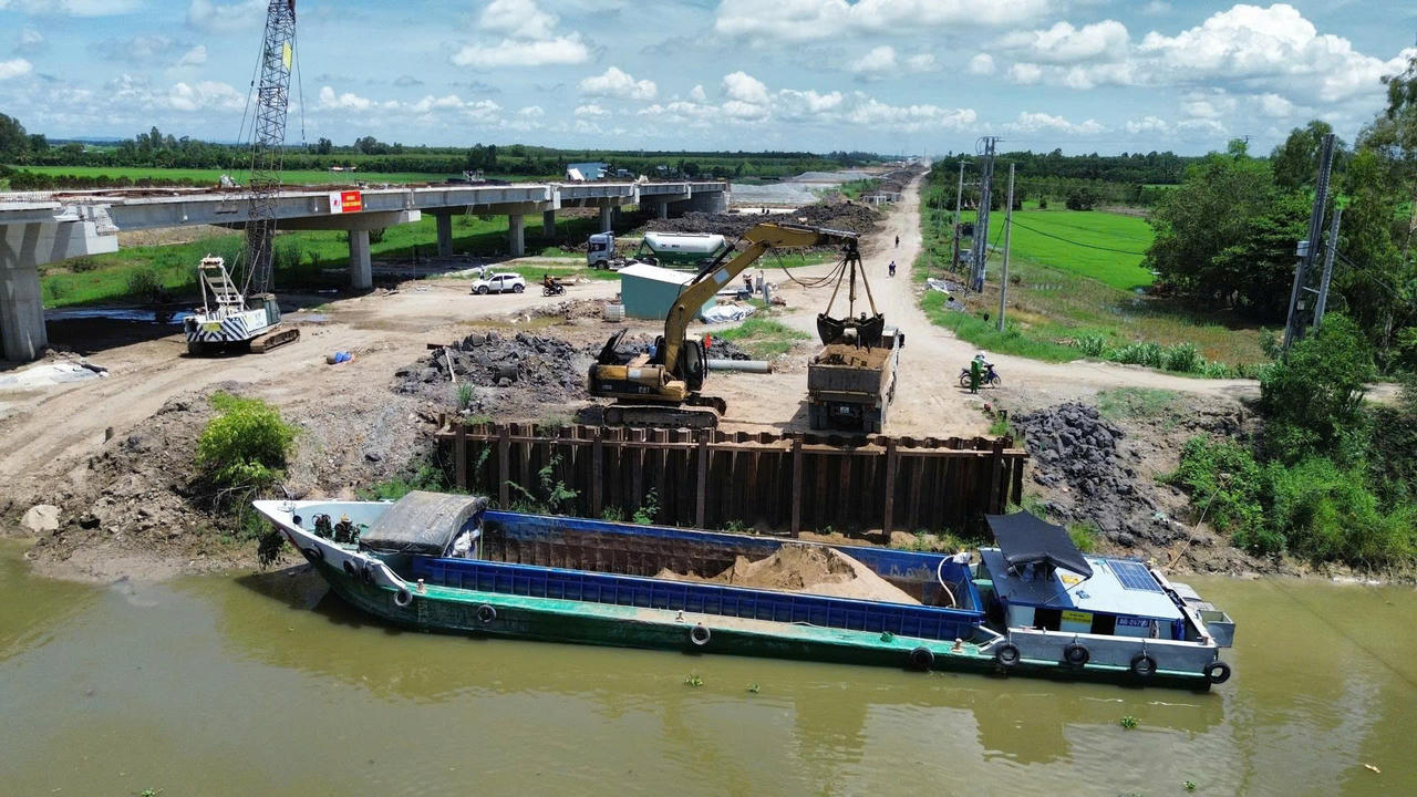 S&agrave; lan vận chuyển c&aacute;t cung ứng cho c&ocirc;ng trường tại gối thầu số 42, dự &aacute;n th&agrave;nh phần 1 cao tốc Ch&acirc;u Đốc - Cần Thơ - S&oacute;c Trăng. (Ảnh: B&aacute;o X&acirc;y dựng)