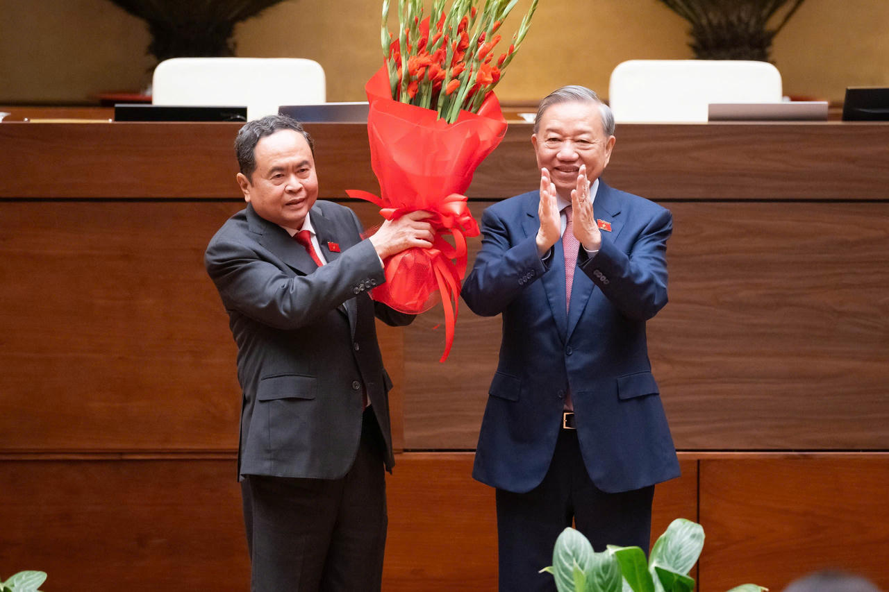 Tổng B&iacute; thư T&ocirc; L&acirc;m tặng hoa ch&uacute;c mừng Chủ tịch Quốc hội Trần Thanh Mẫn.