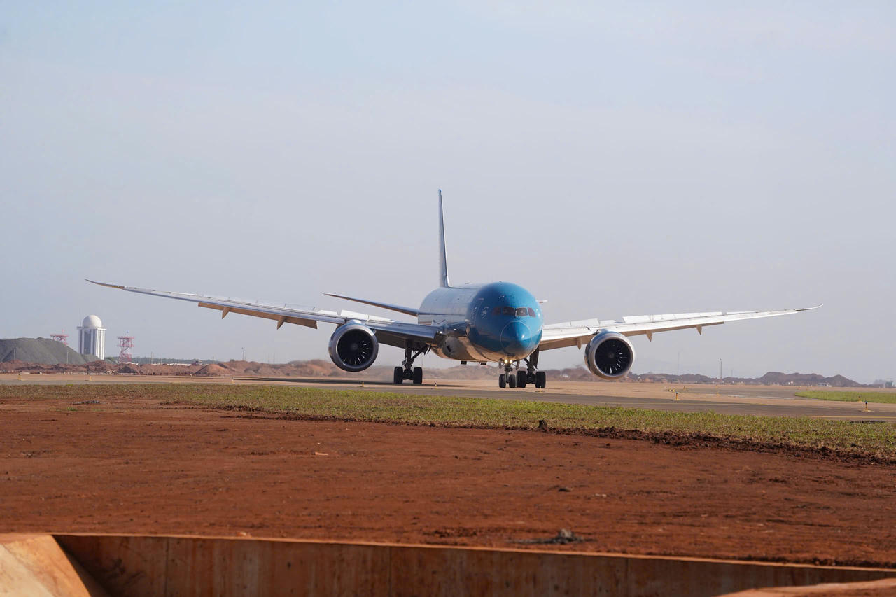 S&acirc;n bay Long Th&agrave;nh (Đồng Nai) ch&iacute;nh thức đ&oacute;n chuyến bay thương mại đầu ti&ecirc;n, tạo n&ecirc;n bước ngoặt mới trong thu h&uacute;t đầu tư v&agrave;o du lịch.