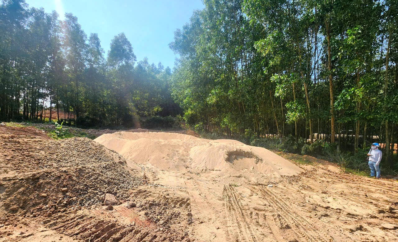 Một địa điểm được d&ugrave;ng l&agrave;m b&atilde;i tập kết c&aacute;t.&nbsp;(Ảnh trong b&agrave;i: C.Huy)