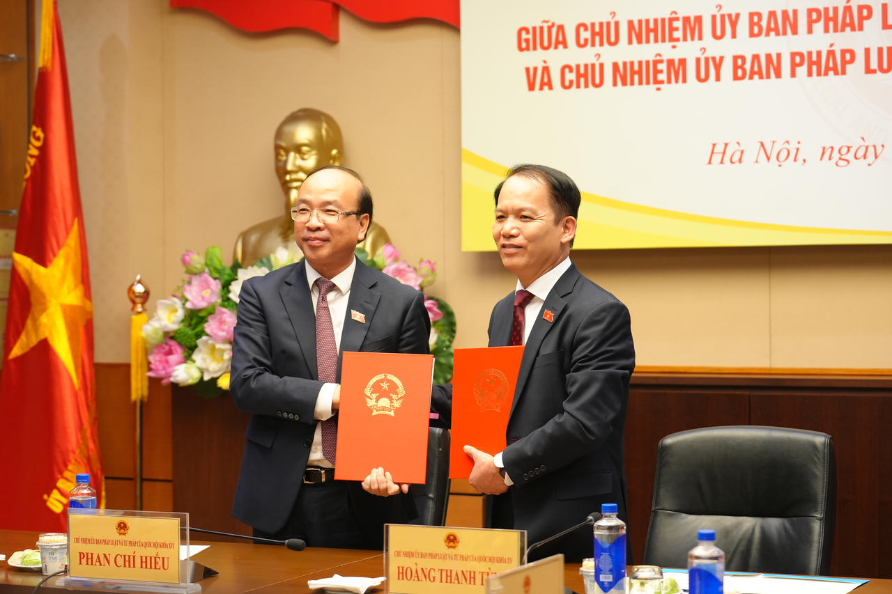 &Ocirc;ng Ho&agrave;ng Thanh T&ugrave;ng v&agrave; &ocirc;ng Phan Ch&iacute; Hiếu b&agrave;n giao c&ocirc;ng việc.