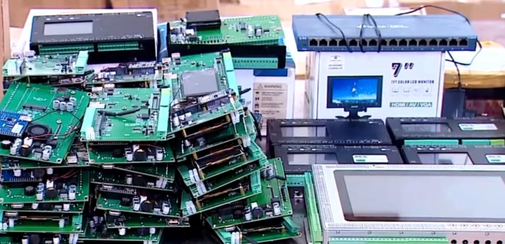 Một số thiết bị được sử dụng để can thiệp, l&agrave;m sai lệch kết quả quan trắc m&ocirc;i trường. (Ảnh: VTV)