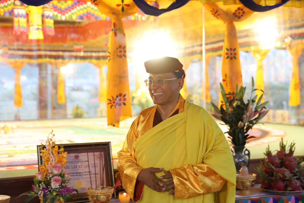 Đức Gyalwang Drukpa tại Đại Bảo th&aacute;p Mandala T&acirc;y Thi&ecirc;n.