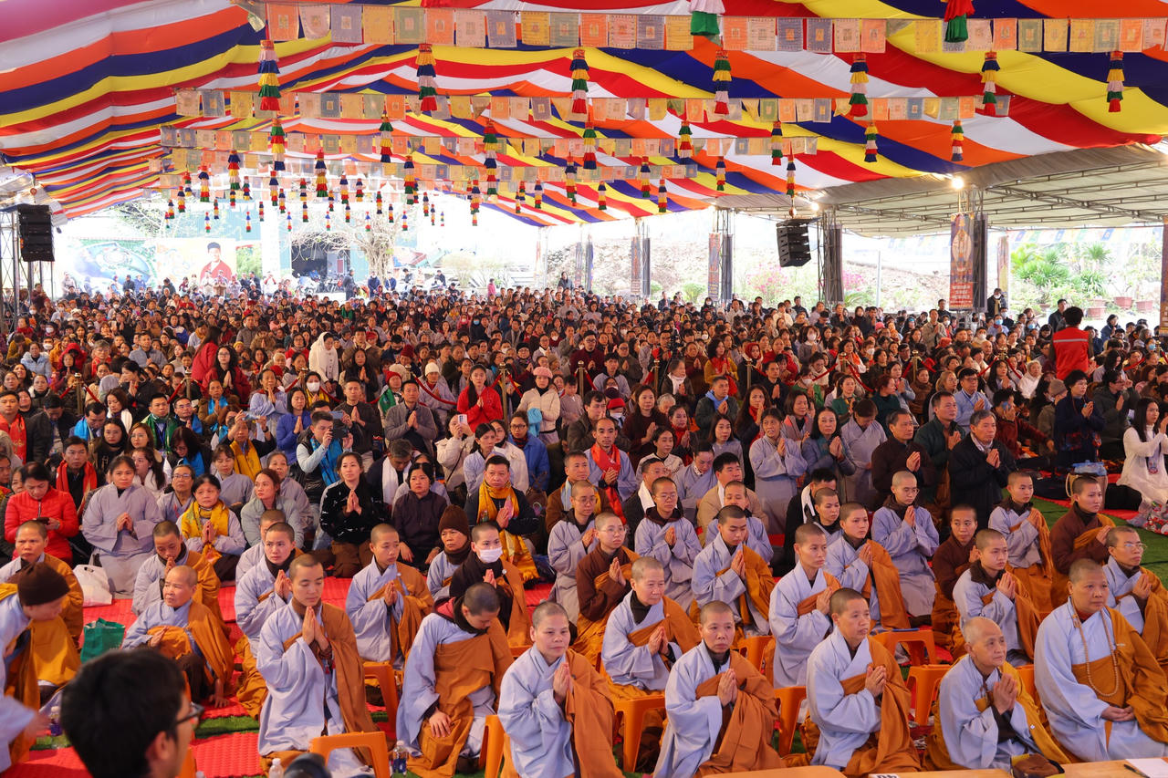 H&agrave;ng ngh&igrave;n người d&acirc;n v&agrave; Phật tử dự Ph&aacute;p hội Đại Bi Quan &Acirc;m tại Đại Bảo th&aacute;p Mandala T&acirc;y Thi&ecirc;n (Ảnh năm 2025).