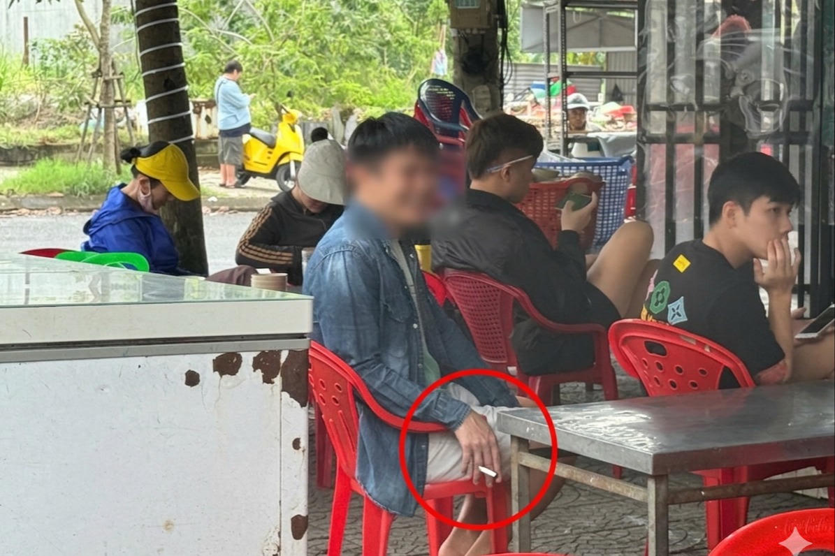 T&igrave;nh trạng h&uacute;t thuốc l&aacute; diễn ra v&ocirc; c&ugrave;ng phổ biến trong c&aacute;c qu&aacute;n ăn, nh&agrave; h&agrave;ng... (Ảnh: Thanh H&agrave;).