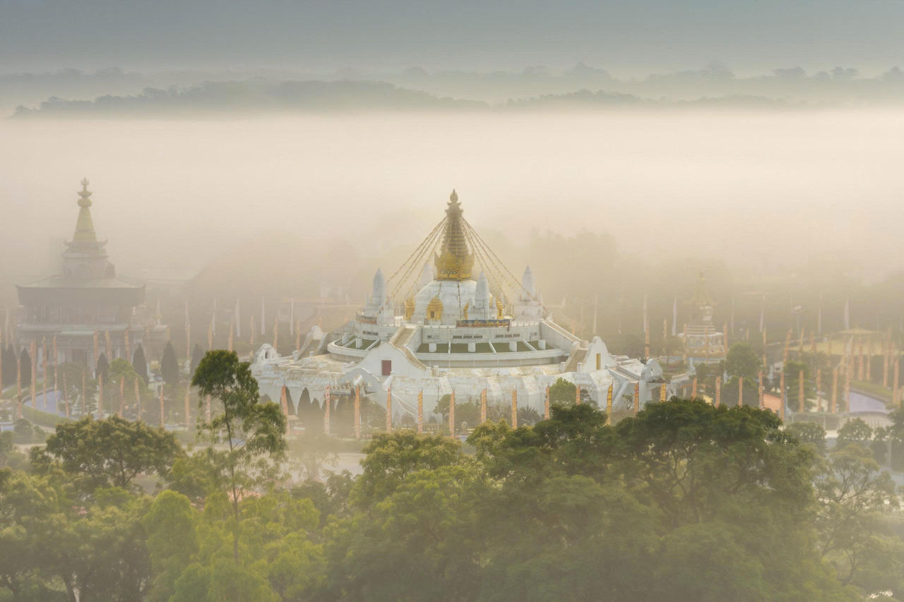 Đại Bảo th&aacute;p Mandala T&acirc;y Thi&ecirc;n trong sương sớm m&ugrave;a xu&acirc;n năm B&iacute;nh Ngọ 2026.