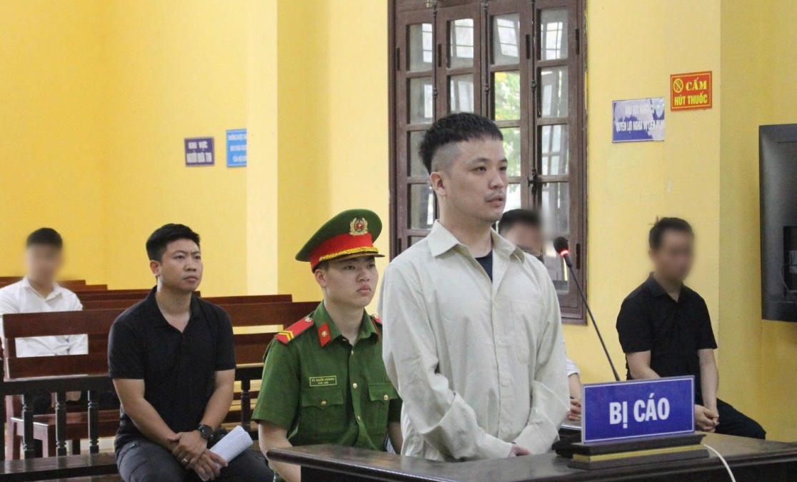 Bị c&aacute;o L&ecirc; Việt H&ugrave;ng trước v&agrave;nh m&oacute;ng ngựa.