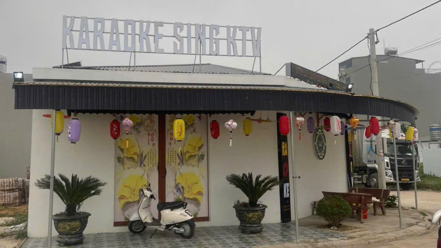 Qu&aacute;n karaoke Sing KTV được cho l&agrave; nơi c&aacute;c đối tượng h&agrave;nh hung ch&aacute;u N.H.A. Ảnh: Ngọc Ph&uacute;c&nbsp;
