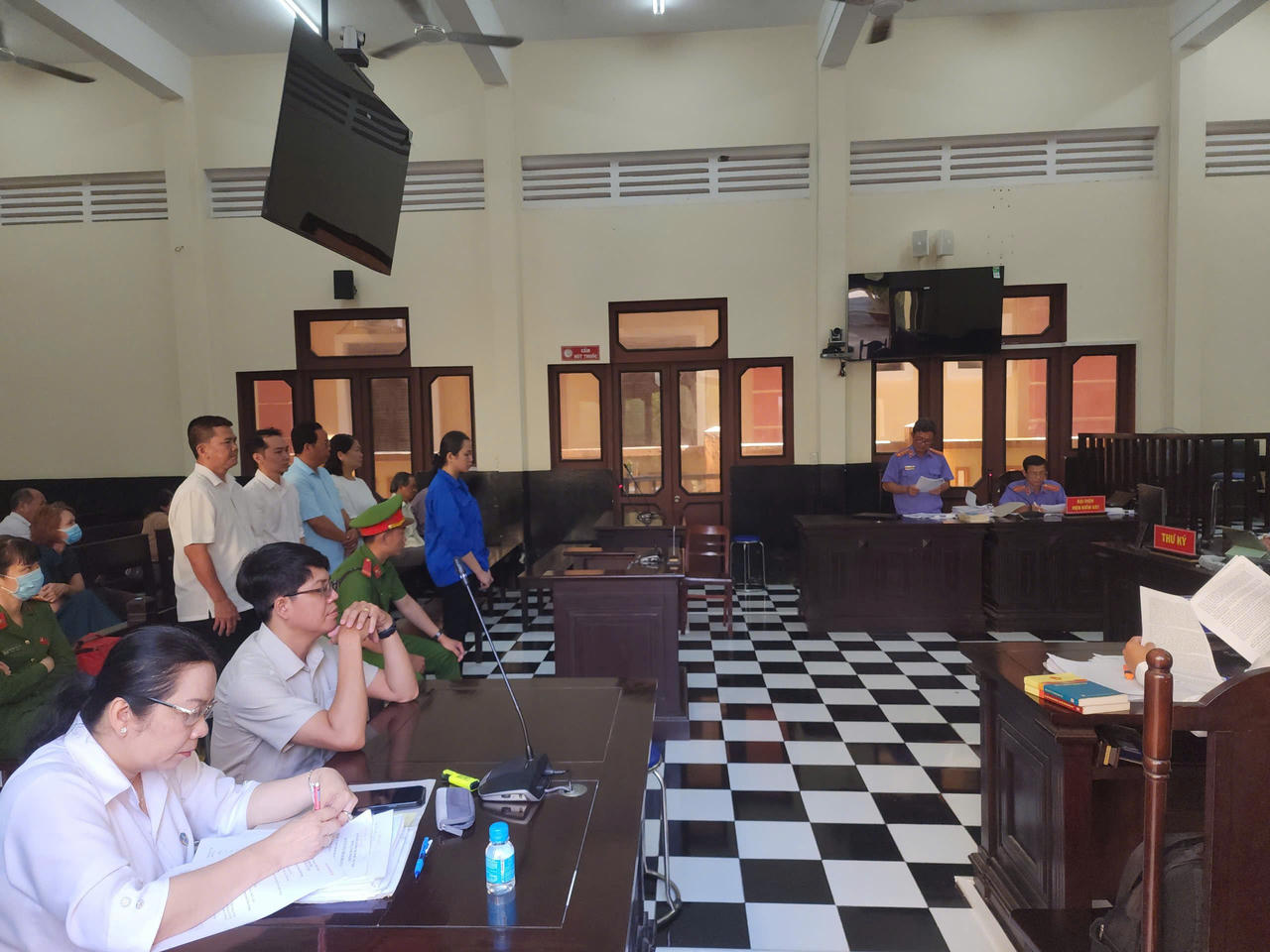 Diễn biến phi&ecirc;n t&ograve;a