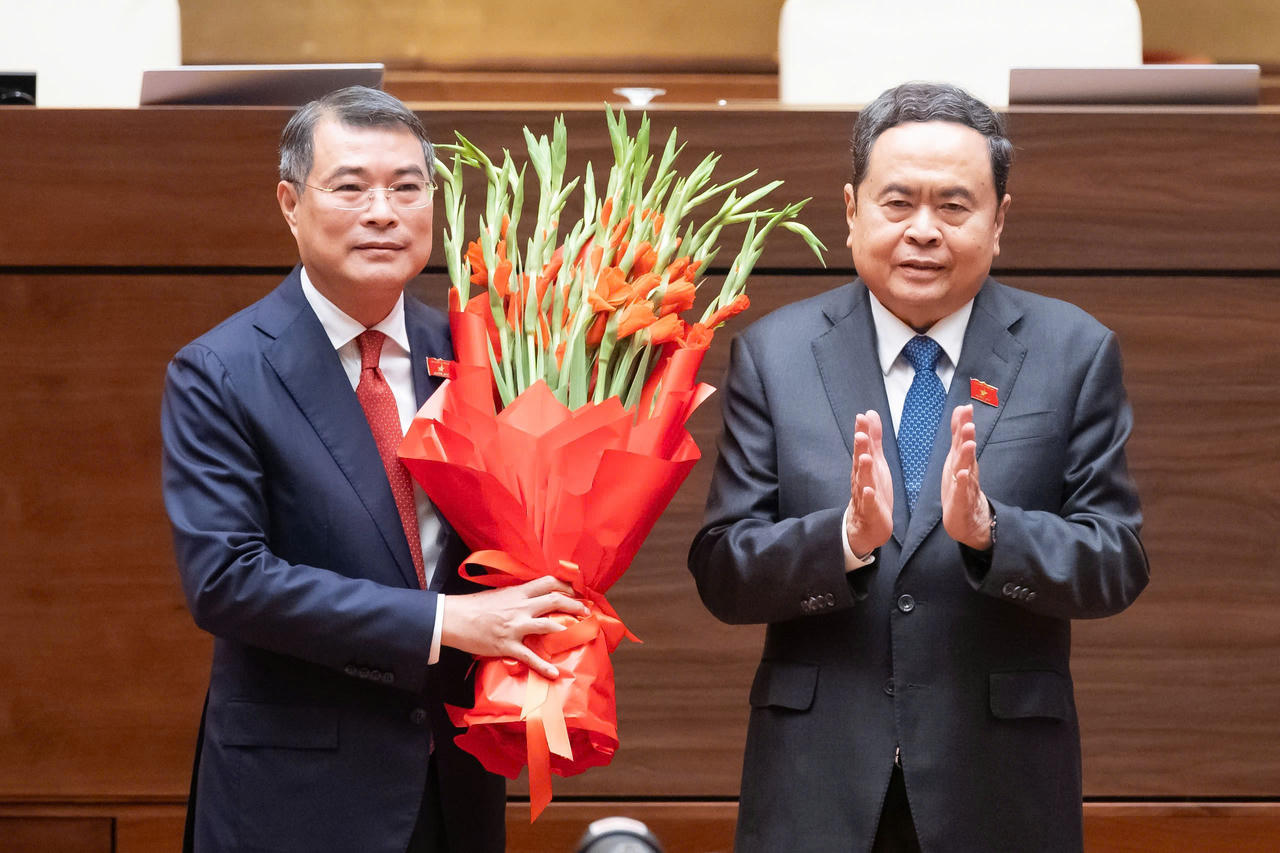 Chủ tịch Quốc hội Trần Thanh Mẫn tặng hoa ch&uacute;c mừng t&acirc;n Thủ tướng Ch&iacute;nh phủ L&ecirc; Minh Hưng.