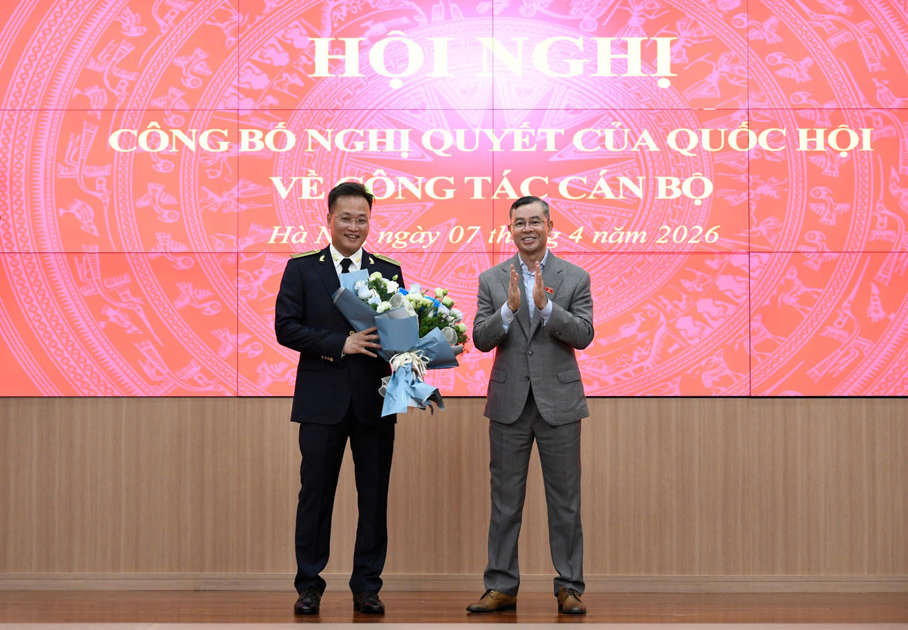 Cũng tại Hội nghị, nguy&ecirc;n Tổng Kiểm to&aacute;n nh&agrave; nước Ng&ocirc; Văn Tuấn đ&atilde; tặng hoa ch&uacute;c mừng &ocirc;ng Nguyễn Hữu Nghĩa; đồng thời, hai đồng ch&iacute; đ&atilde; k&yacute; bi&ecirc;n bản b&agrave;n giao nhiệm vụ.