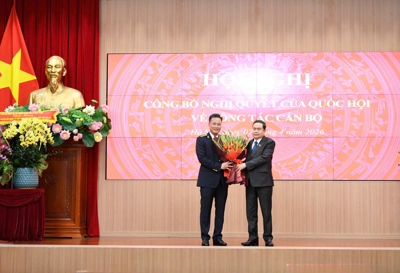 Chủ tịch Quốc hội Trần Thanh Mẫn tặng hoa ch&uacute;c mừng Tổng Kiểm to&aacute;n Nguyễn Hữu Nghĩa.