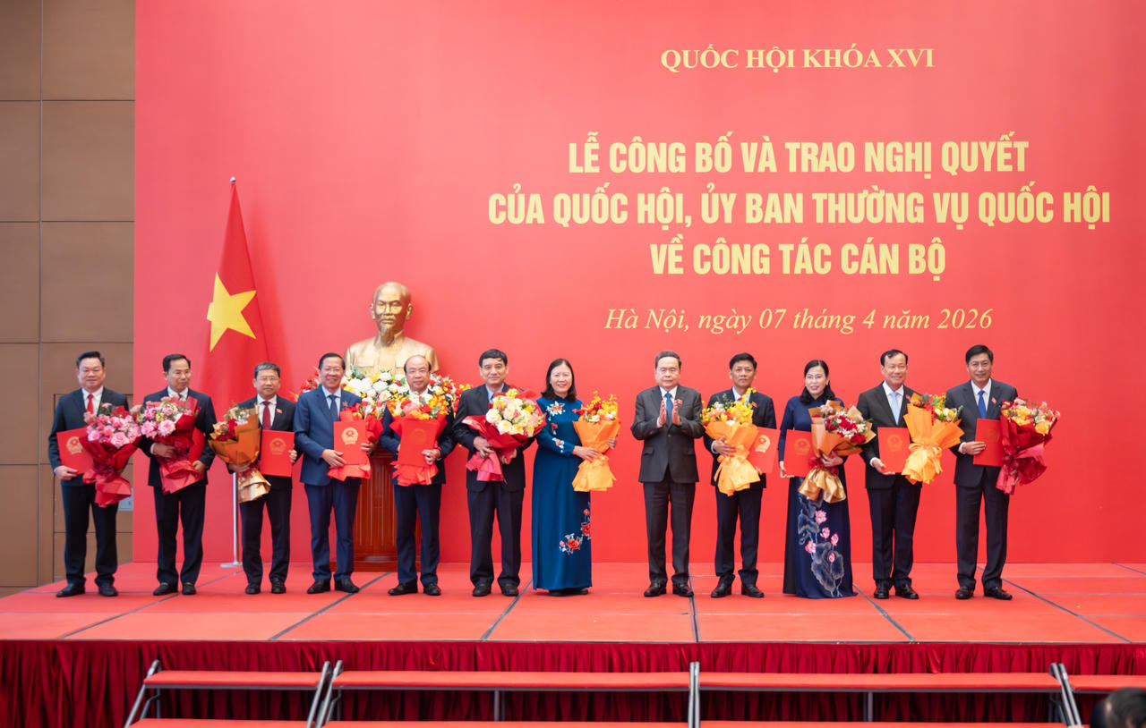 Chủ tịch Quốc hội Trần Thanh Mẫn trao Nghị quyết của Quốc hội bầu Ủy vi&ecirc;n Ủy ban Thường vụ Quốc hội; Chủ tịch Hội đồng D&acirc;n tộc, Chủ nhiệm Ủy ban của Quốc hội, Tổng Thư k&yacute; Quốc hội - Chủ nhiệm Văn ph&ograve;ng Quốc hội v&agrave; tặng hoa ch&uacute;c mừng.