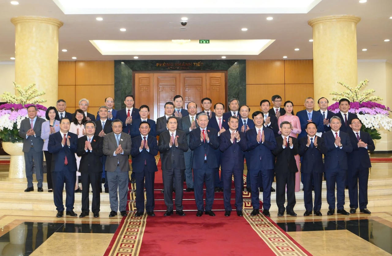 Tổng B&iacute; thư, Chủ tịch nước T&ocirc; L&acirc;m; Thủ tướng Ch&iacute;nh phủ&nbsp;L&ecirc; Minh Hưng, Chủ tịch Quốc hội Trần Thanh Mẫn, đồng ch&iacute; Thường trực Ban B&iacute; thư Trần Cẩm T&uacute; v&agrave; c&aacute;c đồng ch&iacute;&nbsp; L&atilde;nh đạo c&aacute;c cơ quan ch&uacute;c mừng 2 đồng ch&iacute; nhận nhiệm vụ mới.&nbsp;