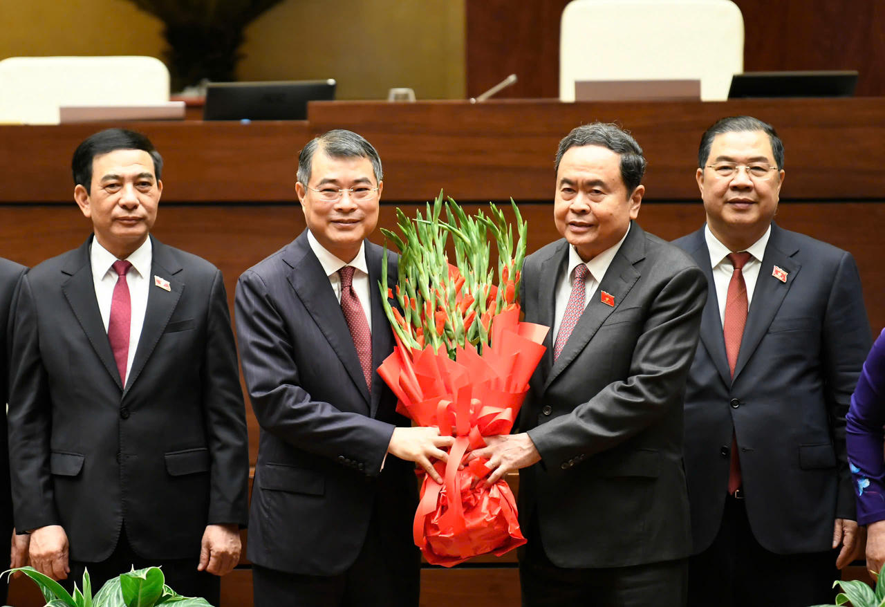 Chủ tịch Quốc hội Trần Thanh Mẫn tặng hoa ch&uacute;c mừng Thủ tướng L&ecirc; Minh Hưng. (Ảnh: Như &Yacute;)